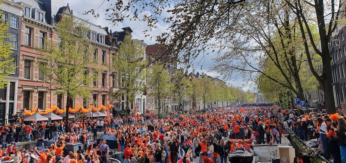 Wandelaars op de Avondvierdaagse met medailles