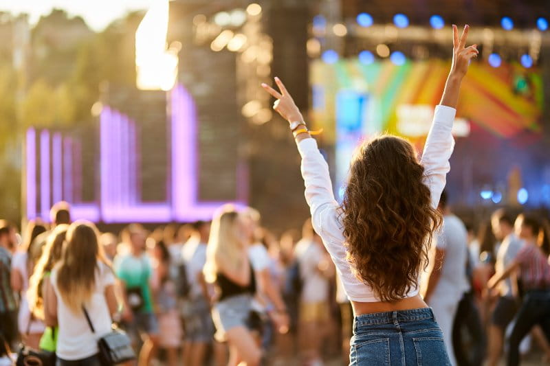 Buren genieten van een straatfeest met tafels en lampjes