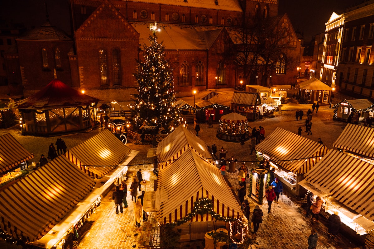 Sfeervolle kerstmarkt met lichtjes en houten kraampjes