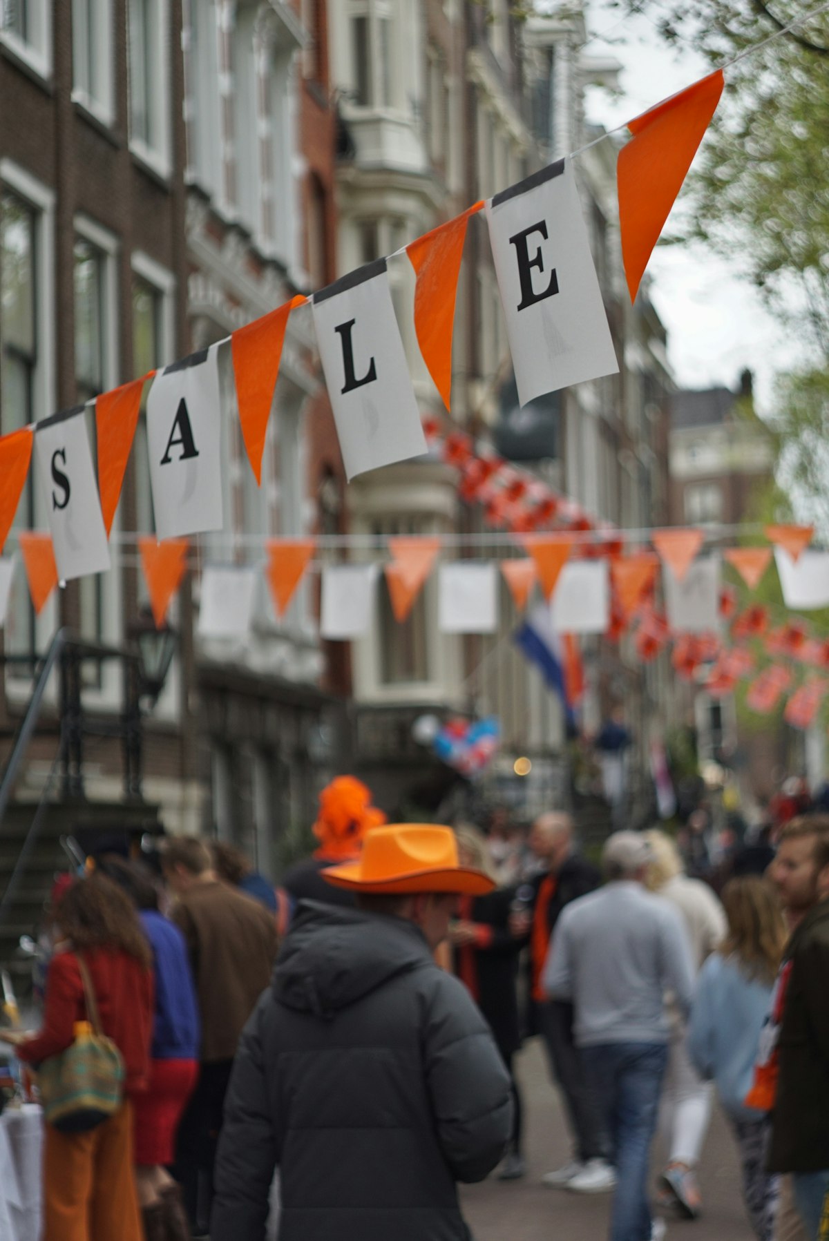 Vrijmarkt op Koningsdag met oranje versiering