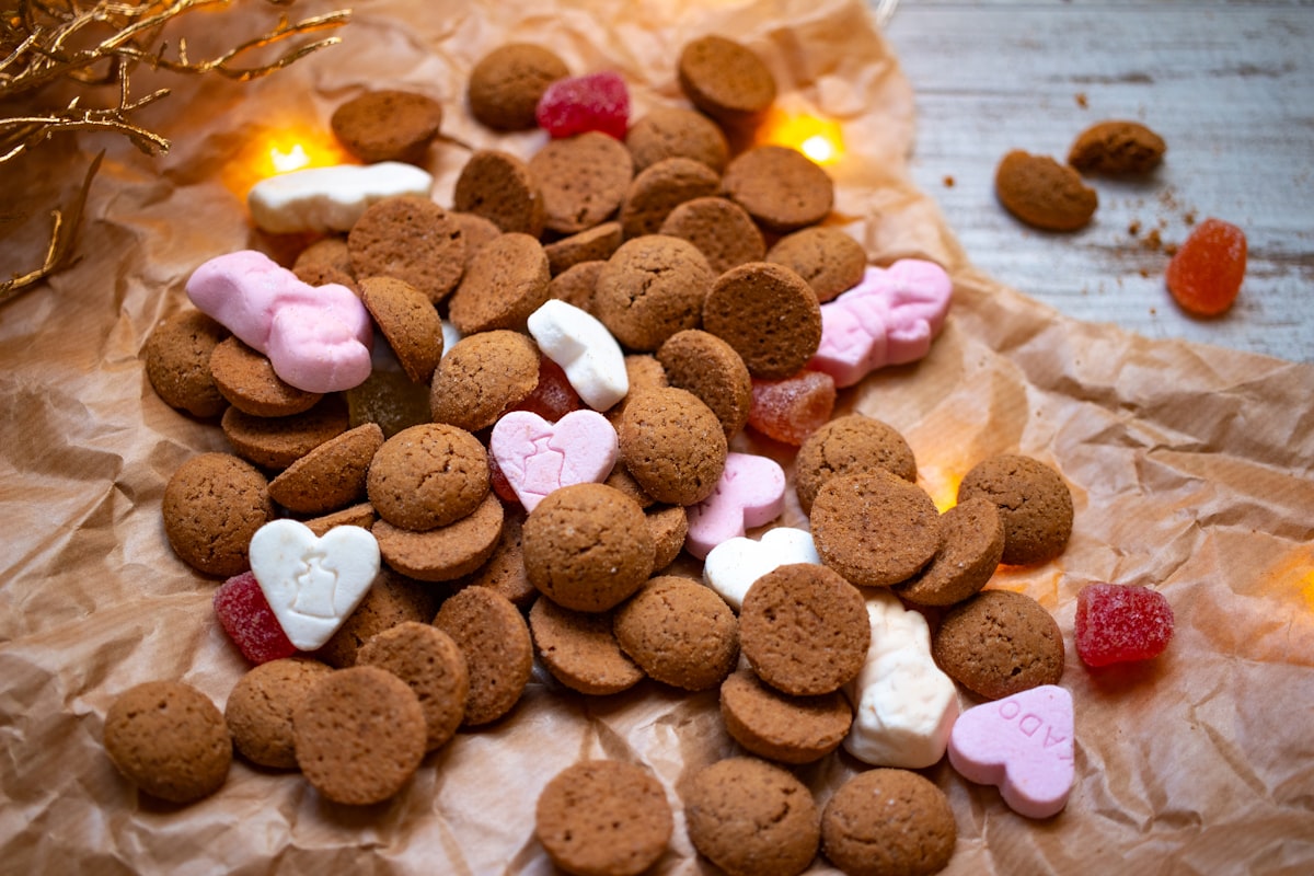 Kinderen wachten op de aankomst van Sinterklaas