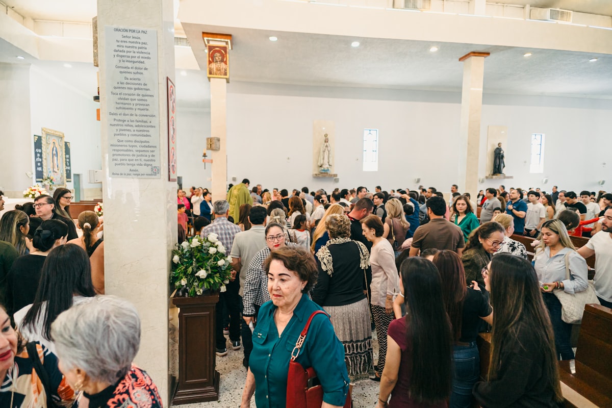 Gemeenschap bijeen in een kerkgebouw